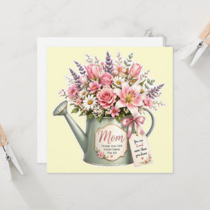 En bukett blommor i en vattenkanna till mamma inbjudningar