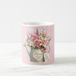 En bukett blommor i en vattenkanna till mamma kaffemugg