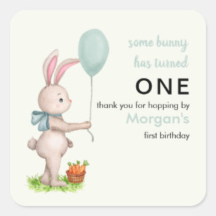 En Bunny är en Cute Rabbit Balloon 1:a födelsedage Fyrkantigt Klistermärke