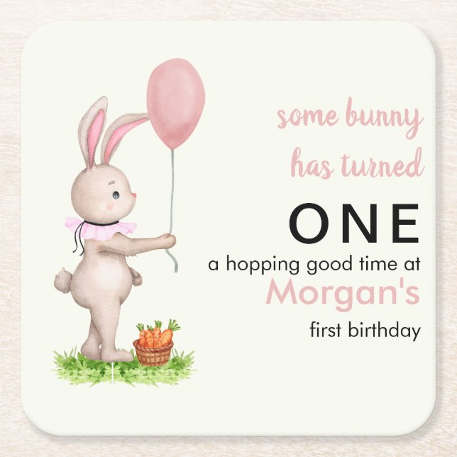 En Bunny är en Cute Rabbit Balloon 1:a födelsedage Underlägg Papper Kvadrat (Framsidan)