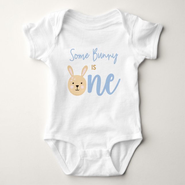 En Bunny är en första födelsedag i Påsk Baby T Shirt (Framsida)