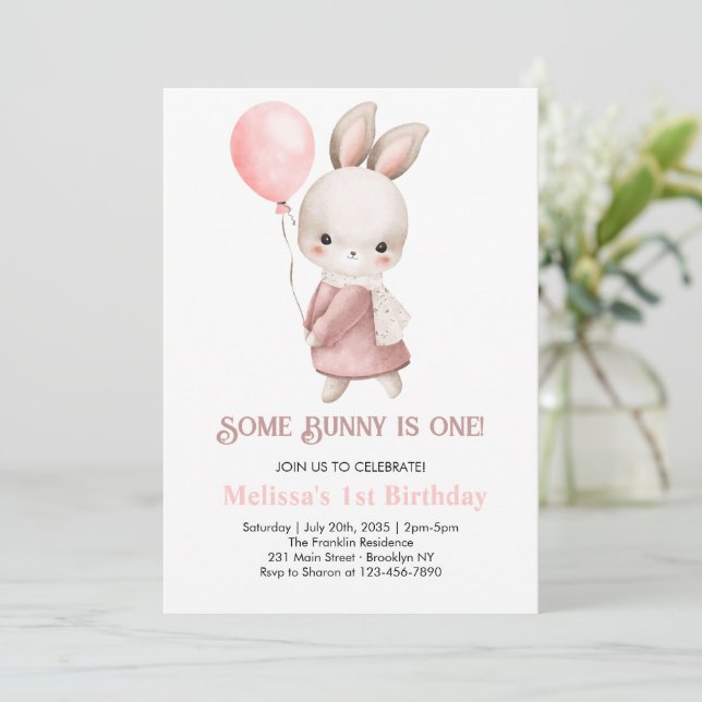 En Bunny är en Rosa Girl Bunny 1:a födelsedagen Inbjudningar (Stående Fram)