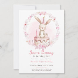 En Bunny är One Wildblommes Rosa Rabbit First Inbjudningar