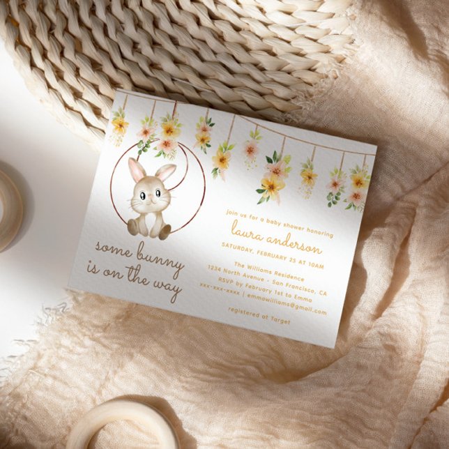 En Bunny är på Boho Rabbit Baby Shower Inbjudningar (Skapare uppladdad)