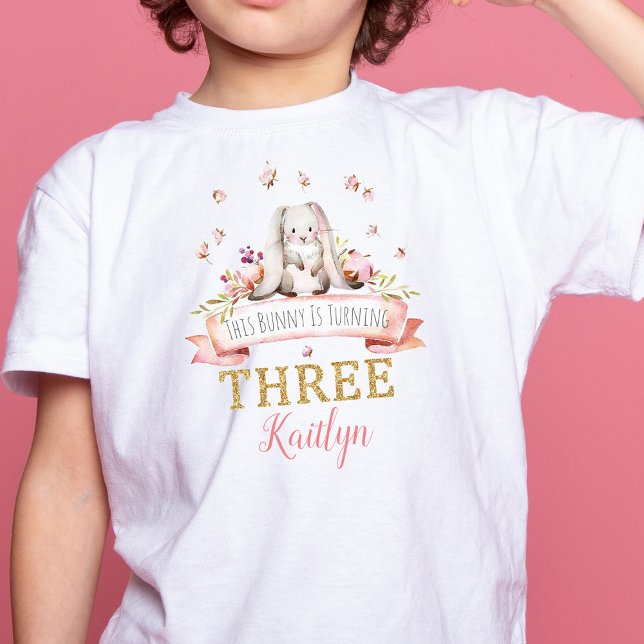 En Bunny är på väg mot 3:e födelsedagen T Shirt (Skapare uppladdad)