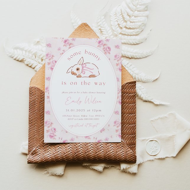 En Bunny är på väg mot Baby Shower Inbjudan. Easte Inbjudningar (Girl Roses Bunny Baby Shower Invitation)