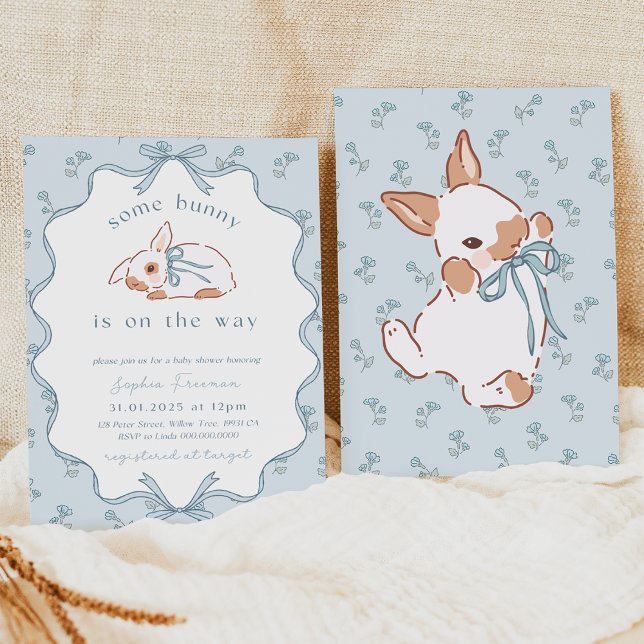 En Bunny är på väg mot Baby Shower Inbjudan. Rusti Inbjudningar (Boy Bunny Baby Shower Invitation)