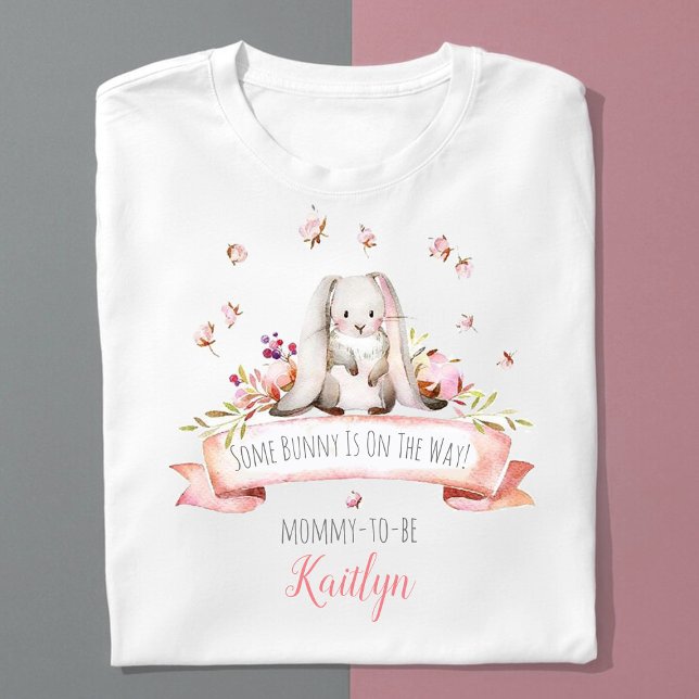 En Bunny är på väg! Påsk Baby Shower T Shirt (Skapare uppladdad)