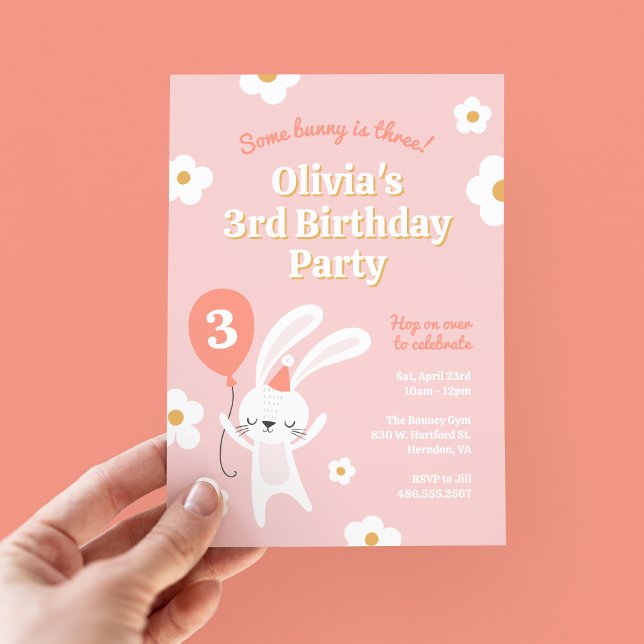 En Bunny är tre Cute Retro 3:e födelsedagen Party Inbjudningar (Skapare uppladdad)