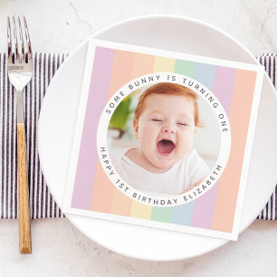 En Bunny håller på att förvandla ett Rainbow Birth Pappersservett