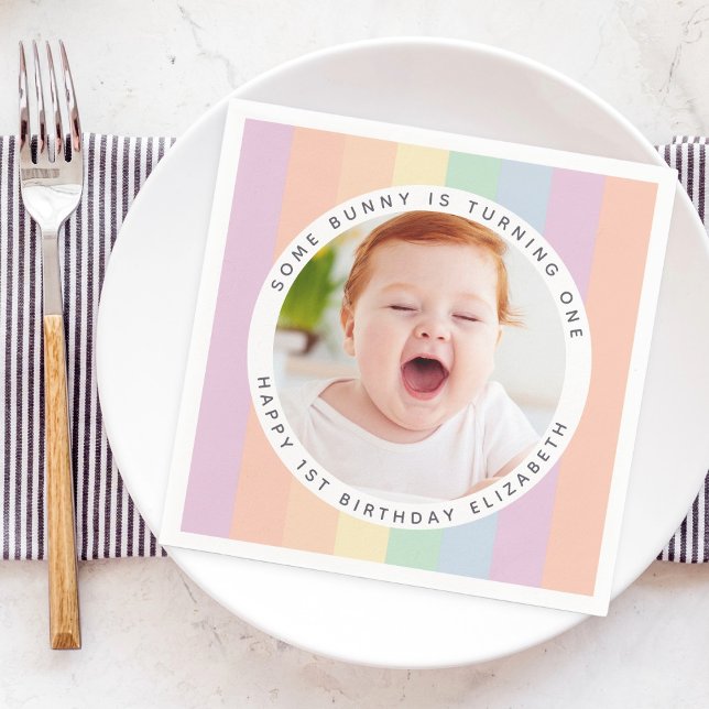 En Bunny håller på att förvandla ett Rainbow Birth Pappersservett (Skapare uppladdad)