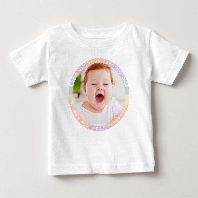 En Bunny håller på att förvandla ett Rainbow Birth T Shirt (Framsida)