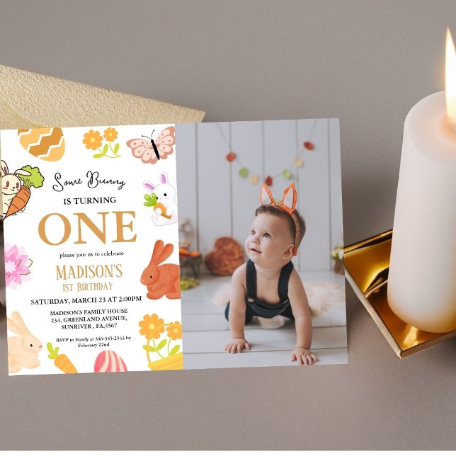 En Bunny håller på att vrida 1:a födelsedagen Part Inbjudningar (Skapare uppladdad)