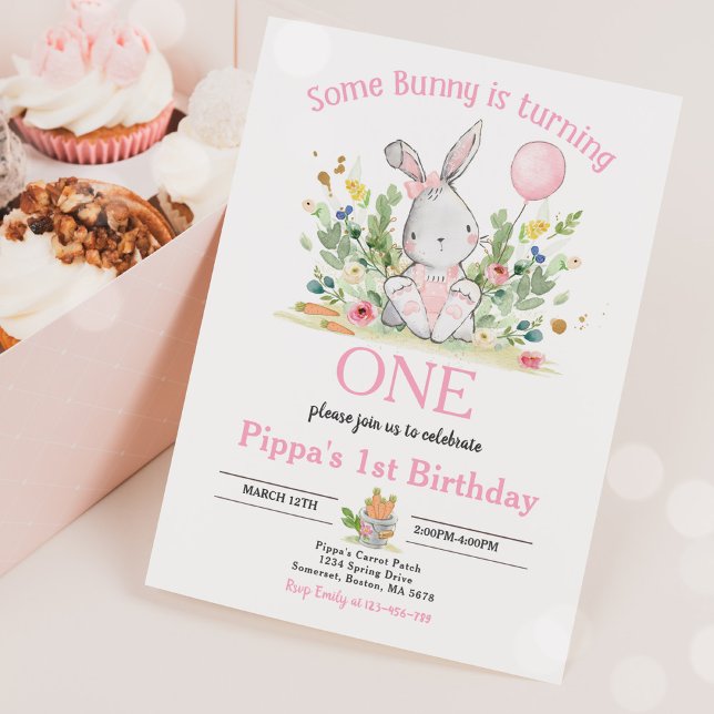 En Bunny håller på att vrida 1:a födelsedagen Part Inbjudningar (Skapare uppladdad)