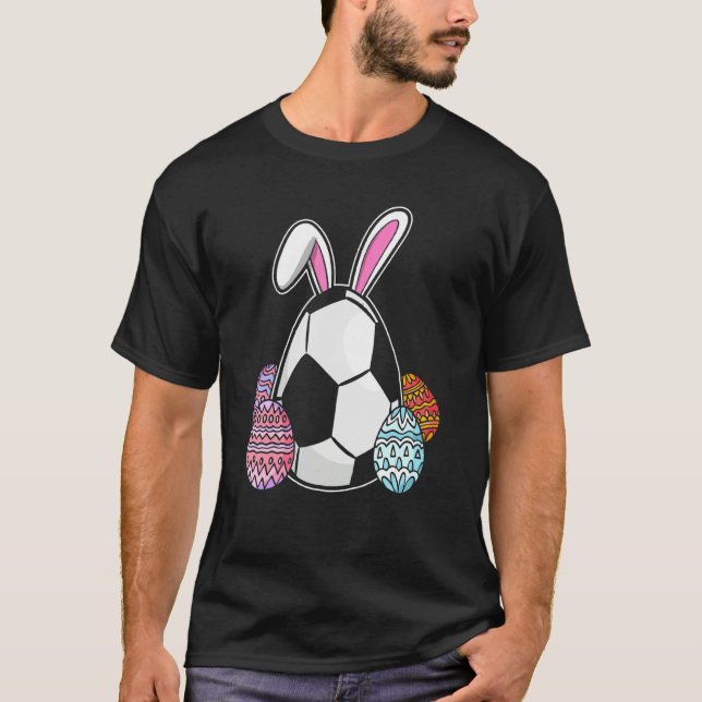En bunny med en fotbollsspelare i Påskharn Påskägg T Shirt (Framsida)