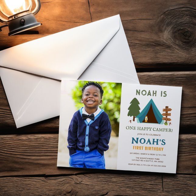 En Camper Photo Boys första födelsedag i Lycklig Inbjudningar (One Happy Camper Photo Boys First Birthday Invitation)