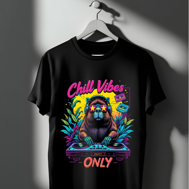 En Capybara DJ-blandningsspår på vändskivor T Shirt (Skapare uppladdad)