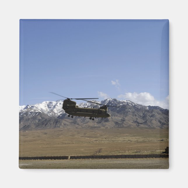 En CH-47 Chinook lyfter Magnet (Framsidan)