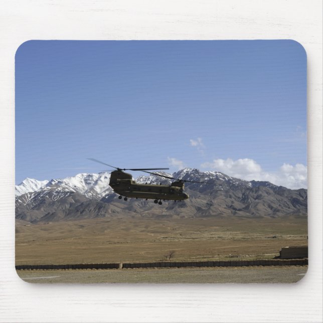 En CH-47 Chinook lyfter Musmatta (Framsidan)