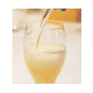 En champagneflaska som fylls med Gosset Anteckningsblock