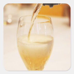 En champagneflaska som fylls med Gosset Fyrkantigt Klistermärke