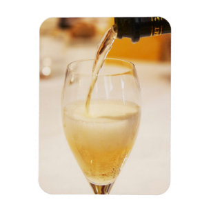 En champagneflaska som fylls med Gosset Magnet