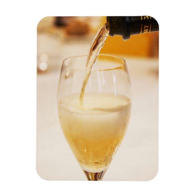 En champagneflaska som fylls med Gosset Magnet (Vertikal)