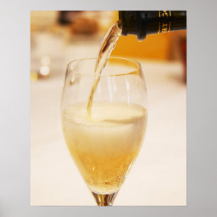 En champagneflaska som fylls med Gosset Poster