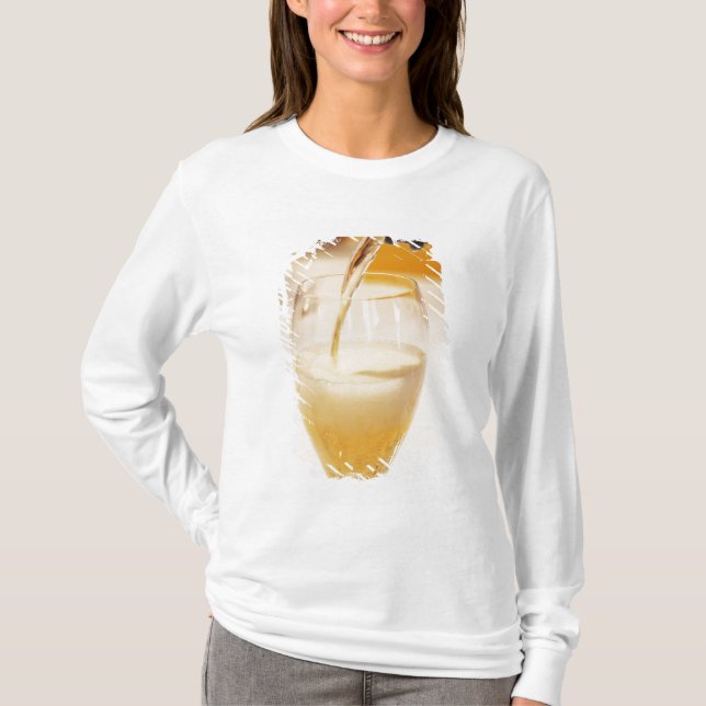 En champagneflaska som fylls med Gosset Tee (Framsida)