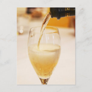 En champagneflaska som fylls med Gosset Vykort