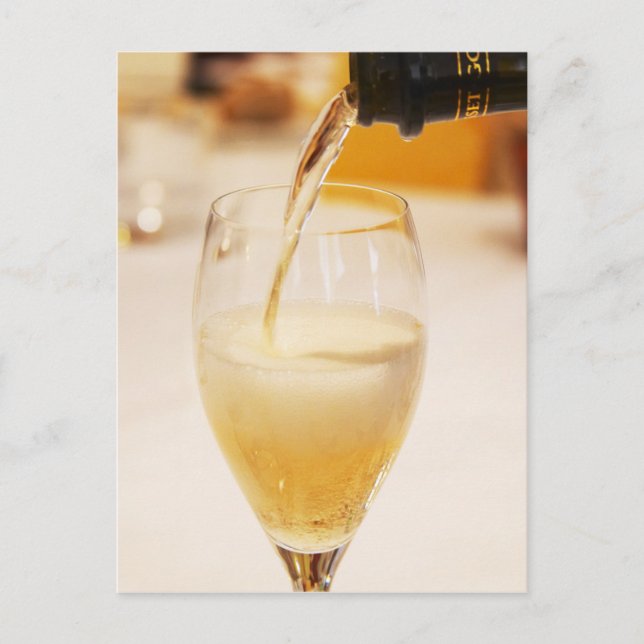 En champagneflaska som fylls med Gosset Vykort (Framsida)
