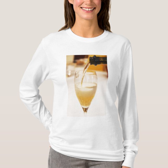 En champagneglasflöjt fylls med Gosset T Shirt (Framsida)