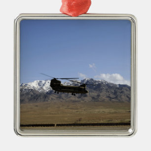 En Chinook CH-47 tar av Julgransprydnad Metall