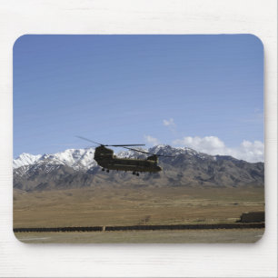 En Chinook CH-47 tar av Musmatta