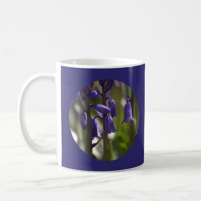 En cirkel av blå klockor i det påmlade vår-solljus kaffemugg (Vänster)