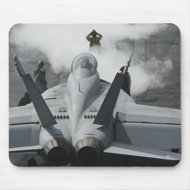 En cockpit-chef signalerar och F/A-18F Musmatta (Framsidan)