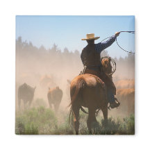 En cowboy som jobbar på boskap