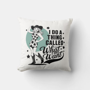 En cowgirl som slår en sassy attityd kudde