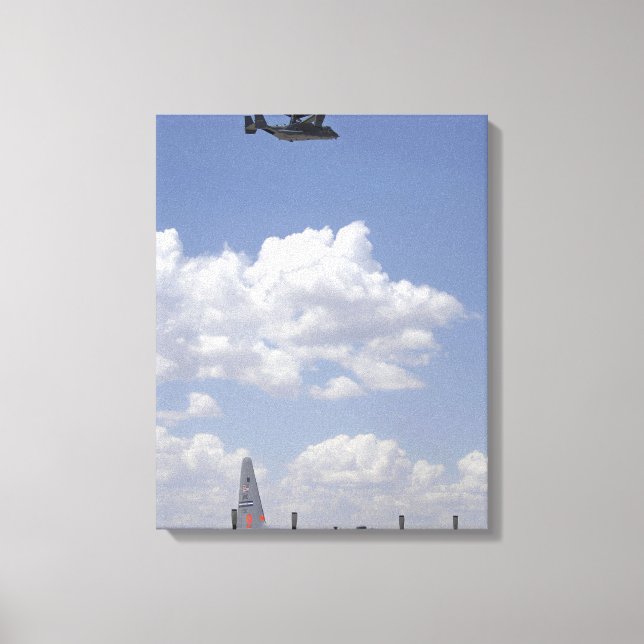 En CV-22 Osprey flyger över en C-130 Hercules Canvastryck (Framsida)