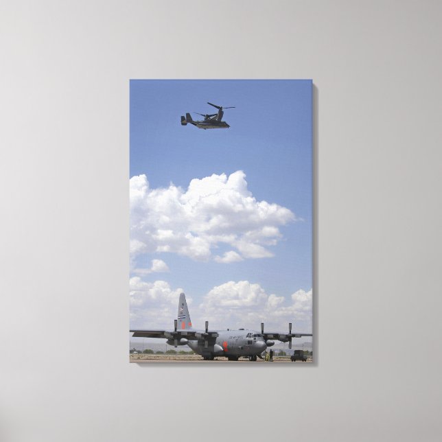 En CV-22 Osprey flyger över en C-130 Hercules Canvastryck (Framsida)