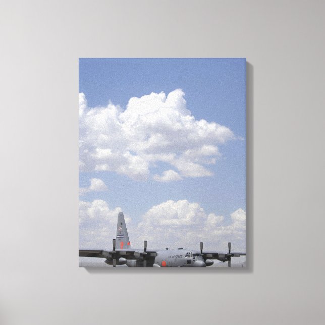En CV-22 Osprey flyger över en C-130 Hercules Canvastryck (Framsida)