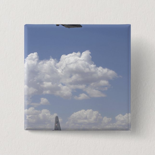 En CV-22 Osprey flyger över en C-130 Hercules Knapp (Framsida)