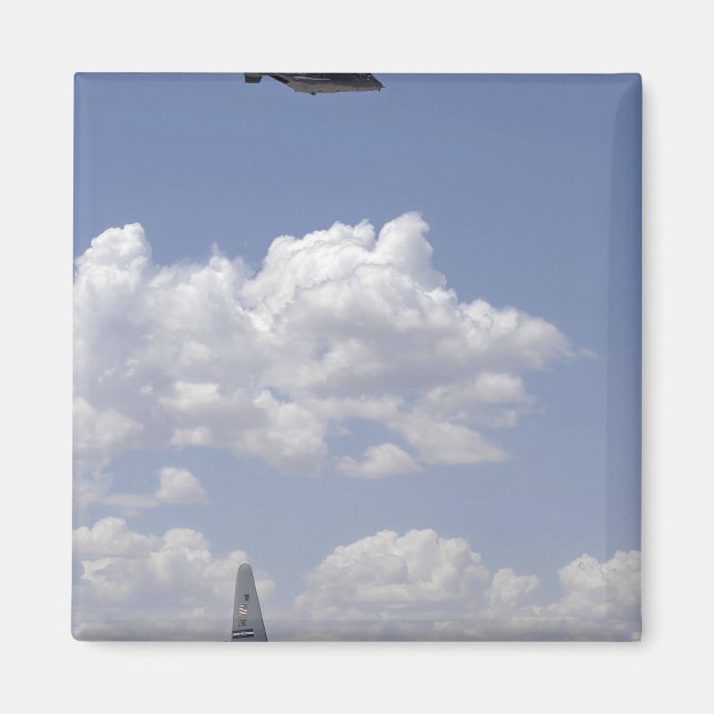 En CV-22 Osprey flyger över en C-130 Hercules Magnet (Framsidan)