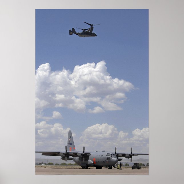 En CV-22 Osprey flyger över en C-130 Hercules Poster (Framsidan)