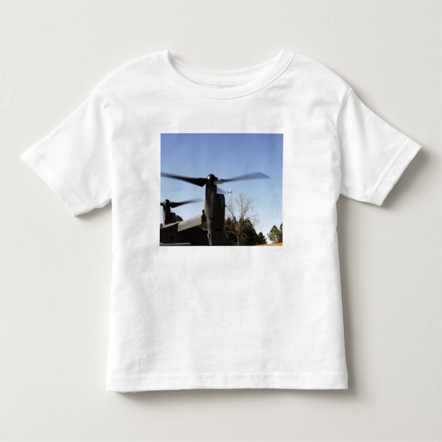 En CV-22 Osprey förbereder start T Shirt (Framsida)