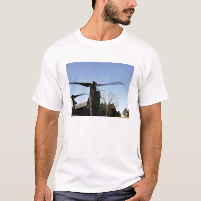 En CV-22 Osprey förbereder start T-shirt (Framsida)
