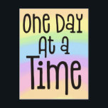 En dag i taget Motiverande citat Regnbåge Färg Vykort<br><div class="desc">Att inspirera ord att skicka med detta citat En dag i taget i fet svart typografi på ett sunt och sjudande färg av regnbågens bakgrund.</div>