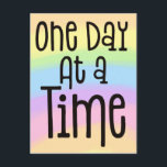 En dag i taget Motiverande citat Regnbåge Färg Vykort<br><div class="desc">Att inspirera ord att skicka med detta citat En dag i taget i fet svart typografi på ett sunt och sjudande färg av regnbågens bakgrund.</div>