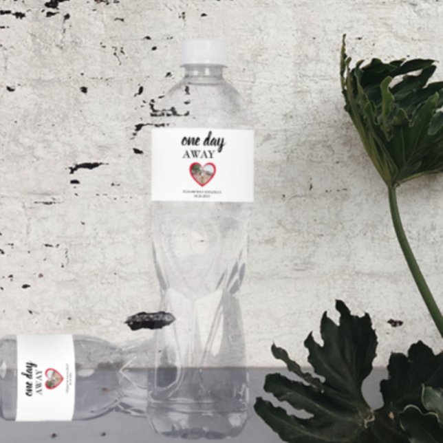 En dag kvar hjärta foto repetition middag vattenflaskor etikett (Skapare uppladdad)