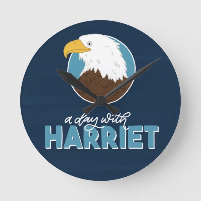 En dag med Harriet Room Wall Clock Rund Klocka (Framsida)